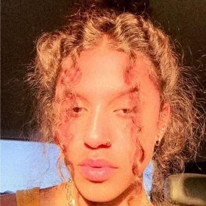 Meet your Posher, Larissa